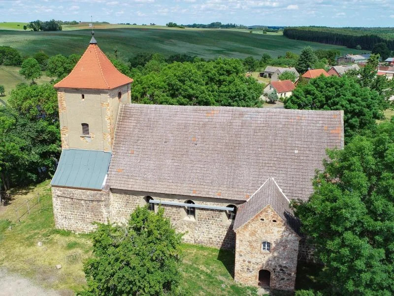 Die Feldsteinkirche in der Mitte des Dorfes (Luftaufnahme mit einer Drohne).